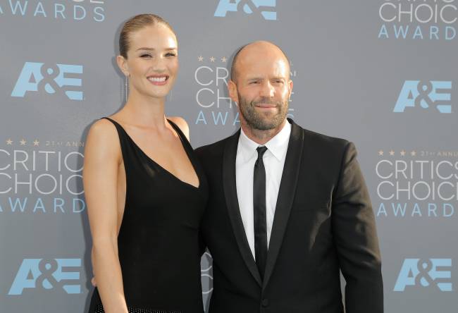 Роузи Хантингтон-Уайтли соблазняет откровенным нарядом на красной дорожке